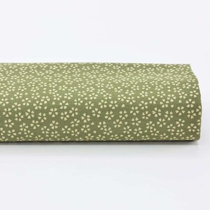 Tessuto Sevenberry Sakura sfondo verde - 50cm, tessuto sakura, sakura ecru, motivo sakura, sakura giapponese, stampa sakura, fiore sakura, verde matcha