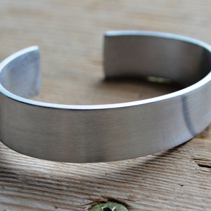 Handmade brede aluminium armband, 1,5 cm breed, onderhoudsvrij, zilverkleur op maat gemaakt afbeelding 4