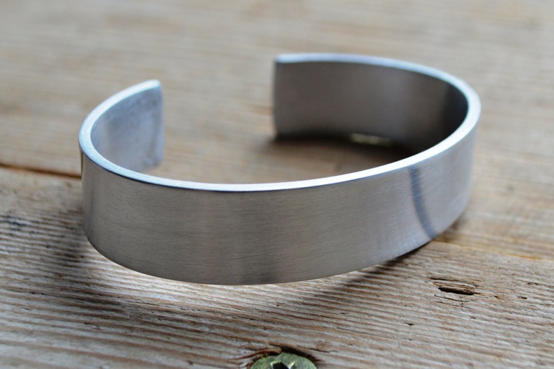 Handmade brede aluminium armband, 1,5 cm breed, onderhoudsvrij, zilverkleur op maat gemaakt afbeelding 4