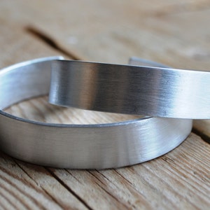 Handmade brede aluminium armband, 1,5 cm breed, onderhoudsvrij, zilverkleur op maat gemaakt afbeelding 2