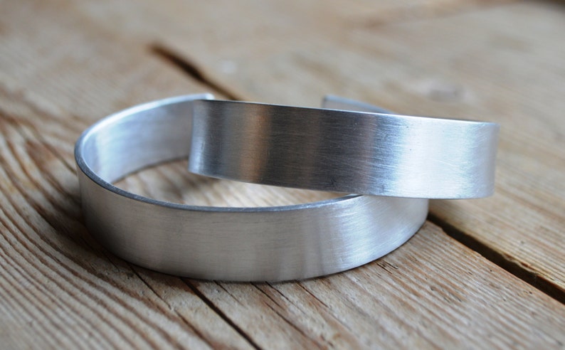 Handmade brede aluminium armband, 1,5 cm breed, onderhoudsvrij, zilverkleur op maat gemaakt afbeelding 2