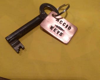 HANDMADE Sleutelhanger van koper met tekst ( accio keys) van harry potter. Exclusief sleutel.