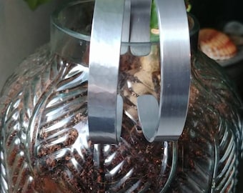 HANDMADE Zilverkleur aluminium bangle armband, met hamerslag vierkantjes of deukjes, op maat gemaakt! 1 cm. breed (custom, ook met tekst)