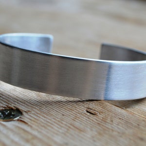 Handmade brede aluminium armband, 1,5 cm breed, onderhoudsvrij, zilverkleur op maat gemaakt afbeelding 3