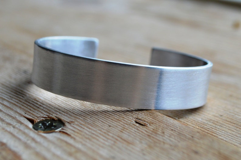 Handmade brede aluminium armband, 1,5 cm breed, onderhoudsvrij, zilverkleur op maat gemaakt afbeelding 3