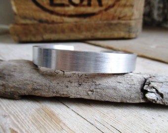 HANDMADE Handgemaakte smalle 1 cm brede aluminium bangle armband (op maat gemaakt)