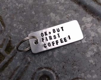 HANDMADE aluminium sleutelhanger met persoonlijke tekst ' ok but first coffee '. Op bestelling gemaakt.