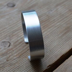 Handmade brede aluminium armband, 1,5 cm breed, onderhoudsvrij, zilverkleur op maat gemaakt afbeelding 1