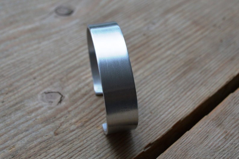 Handmade brede aluminium armband, 1,5 cm breed, onderhoudsvrij, zilverkleur op maat gemaakt afbeelding 1