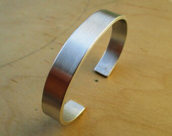 HANDMADE Met de hand gemaakte 1 cm. smalle aluminium armband met hartjes op de uiteinden