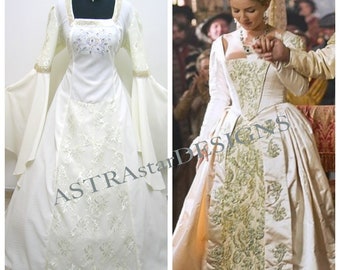 Puede incluir: Un vestido de novia blanco con un corpiño ajustado y una falda completa. El vestido tiene un escote cuadrado y mangas largas con puños acampanados. El corpiño está decorado con un patrón floral y la falda está hecha de una tela transparente con una superposición de encaje.