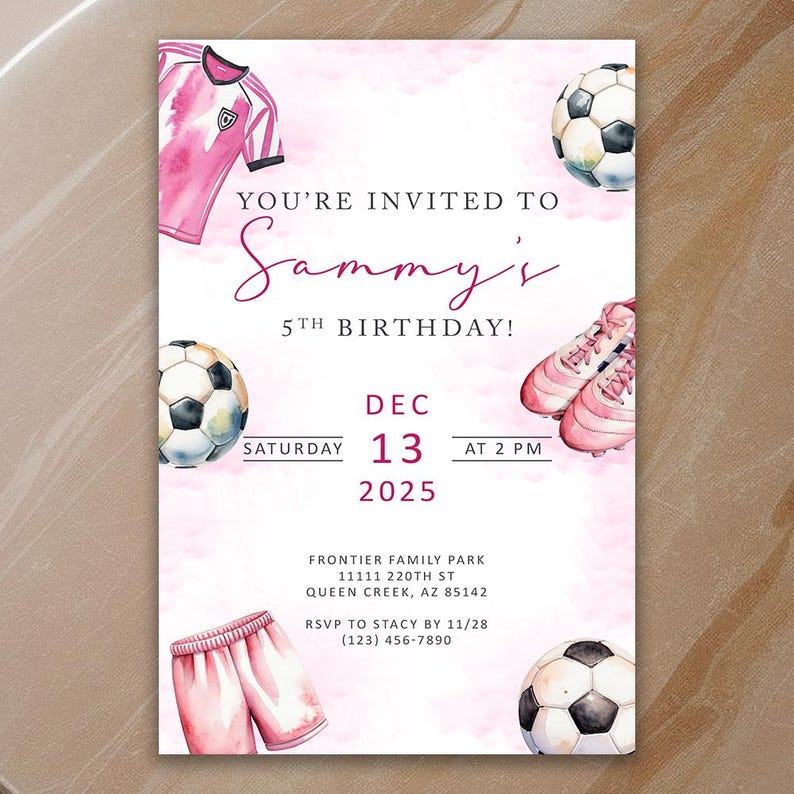 Pu&ograve; includere: Un invito di compleanno rosa ad acquerello con illustrazioni a tema calcio. L'invito include una maglia da calcio, pantaloncini, scarpe e palloni. Il testo recita "Sei invitato/a al 5&deg; compleanno di Sammy!" con dettagli.