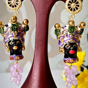 Caltagirone keramische oorbellen, Moorse hoofdoorbellen met cluster van paarse agaatstenen, Siciliaanse oorbellen