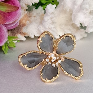Maxi flower ring grey quartz cat&#39;s eye and zirconia
