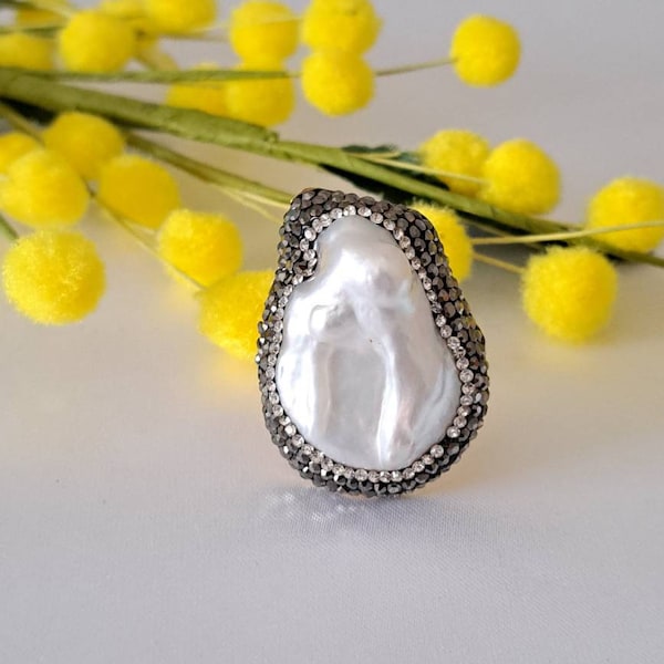 Baroque white pearl ring, marcasite crystals and brass, maxi ring