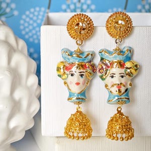 Pendientes de cabeza morisca de cerámica de Caltagirone con cascabeles dorados, pendientes sicilianos