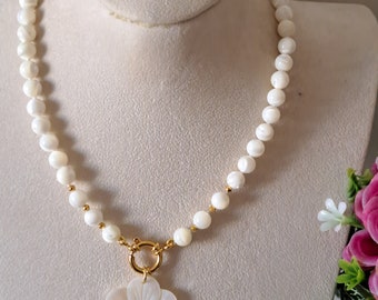Collier De Perles Nacrées Blanches Avec Pendentif Fleur En Nacre - Neuf Sans Emballage