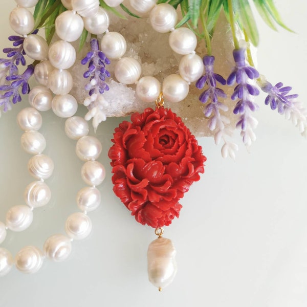 Collier ras de cou perle blanche avec rose corail rouge