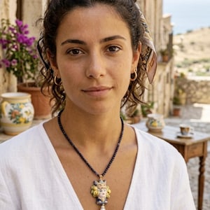 Collana testa di moro in ceramica di Caltagirone con pietre calcedonio blu , collana girocollo, collana siciliana
