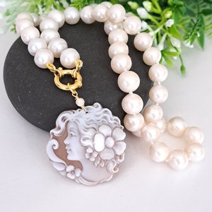Collier camée coquillage sardonique avec perles blanches et argent 925 plaqué or, bijoux italiens image 1