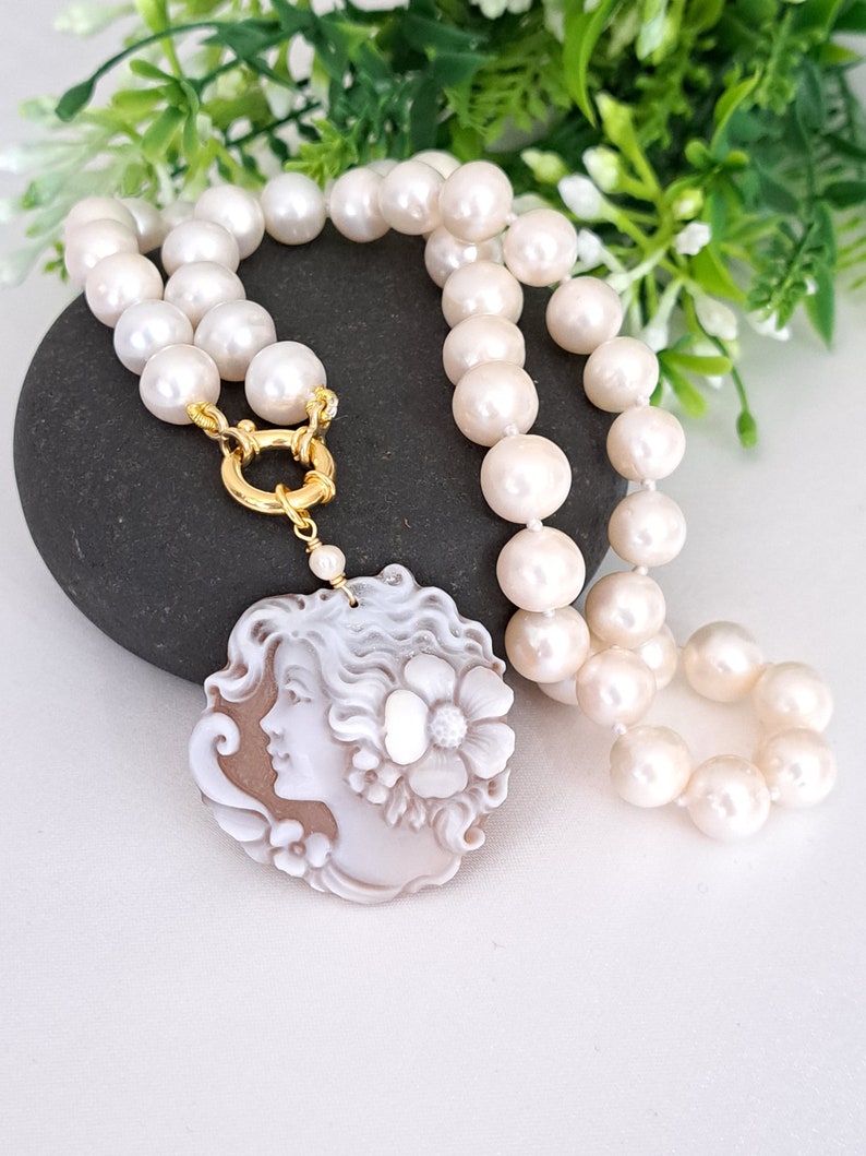 Sardonic shell cameo necklace with white pearls and gold-plated 925 silver, Italian jewelry image 1