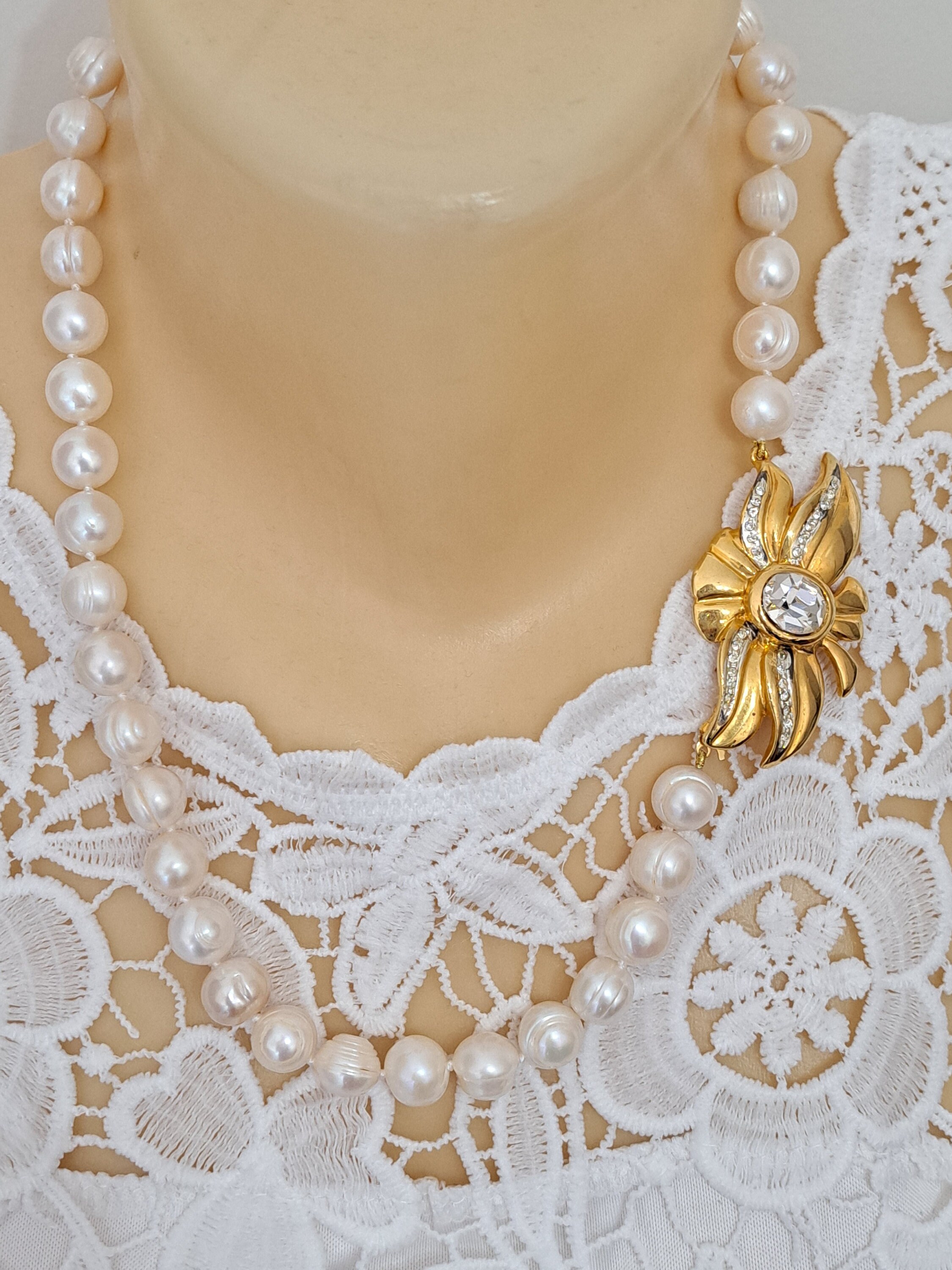 White Pearl Necklace With Vintage Crystal Jewel Clasp - Etsy