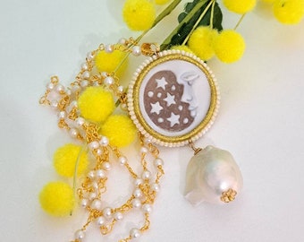 Collar camafeo de concha y cadena de rosario con perlas blancas, joyas italianas