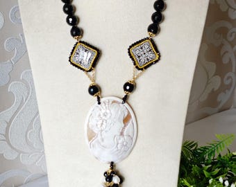 Collar con camafeo de concha sardónica, azulejos de cerámica de Caltagirone y piedras de ónix negro, joyería italiana