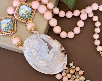 Collar camafeo de conchas sardónicas, azulejos de cerámica Caltagirone y perlas de pasta de coral rosa, joyas italianas