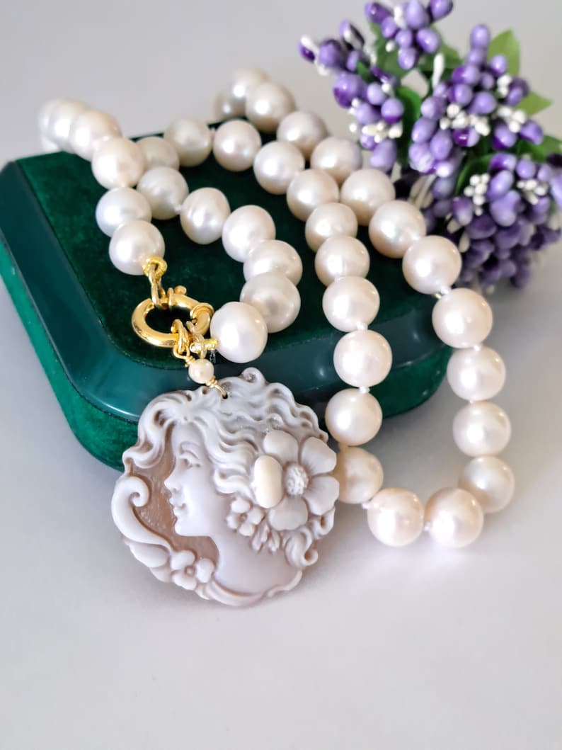 Sardonic shell cameo necklace with white pearls and gold-plated 925 silver, Italian jewelry image 2