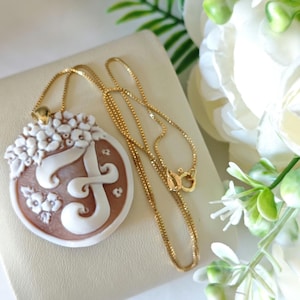 Halskette mit Initiale Ihres Namens, sardonischer Muschelkamee und vergoldeter 925er Silberkette, italienischer Schmuck