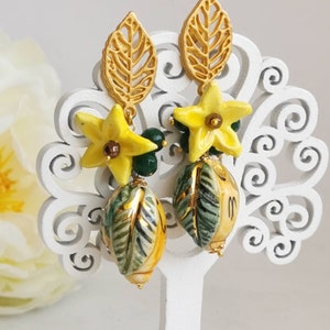 Orecchini limoni ceramica Caltagirone e fiori gialli, orecchini siciliani