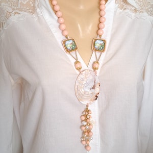 Collar camafeo de conchas sardónicas, azulejos de cerámica Caltagirone y perlas de pasta de coral rosa, joyas italianas imagen 4