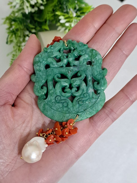 天然地中海産赤珊瑚ネックレス、彫刻された緑翡翠のペンダント付き 
