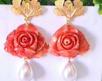 Imitierte rosa Korallen-Rosen-Ohrringe und weiße Tropfenperlen, baumelnde Ohrringe