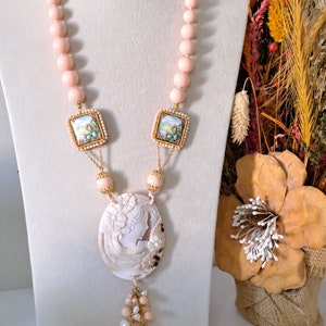 Collar camafeo de conchas sardónicas, azulejos de cerámica Caltagirone y perlas de pasta de coral rosa, joyas italianas imagen 3