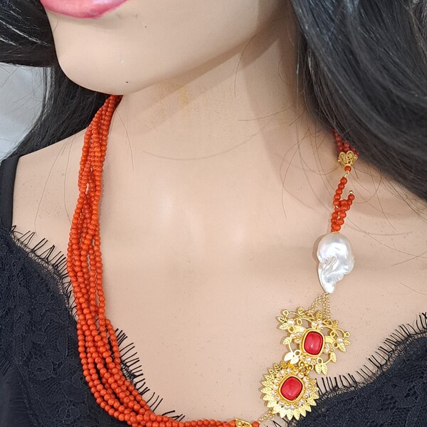 Collier ras de cou en corail rouge avec perles baroques blanches, collier multibrins, bijoux italiens