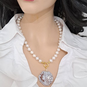 Sardonic shell cameo necklace with white pearls and gold-plated 925 silver, Italian jewelry image 3