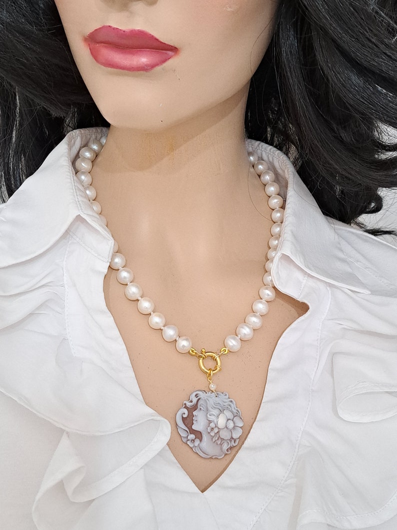 Collier camée coquillage sardonique avec perles blanches et argent 925 plaqué or, bijoux italiens image 3
