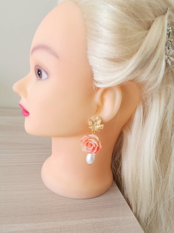 Boucles D'oreilles Rose Blanche En Plaqué Or émaillé Avec Cristaux Et Perles - Neuf Sans Emballage
