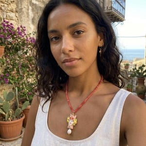 Collana testa di moro in ceramica di Caltagirone con pietre angelite rosa, collana girocollo, collana siciliana
