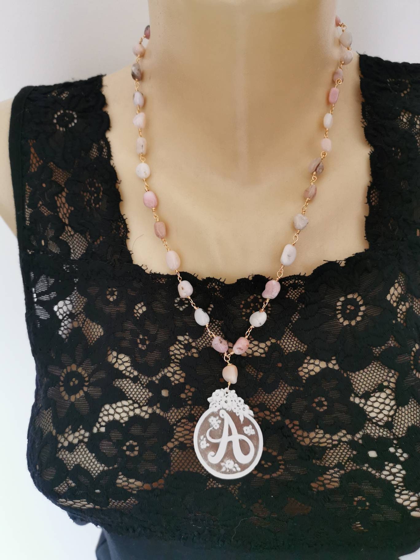Cadeau pour elle. Collier avec camée originale de coquille sardonique et perles baroques Bijoux Colliers Colliers de perles 