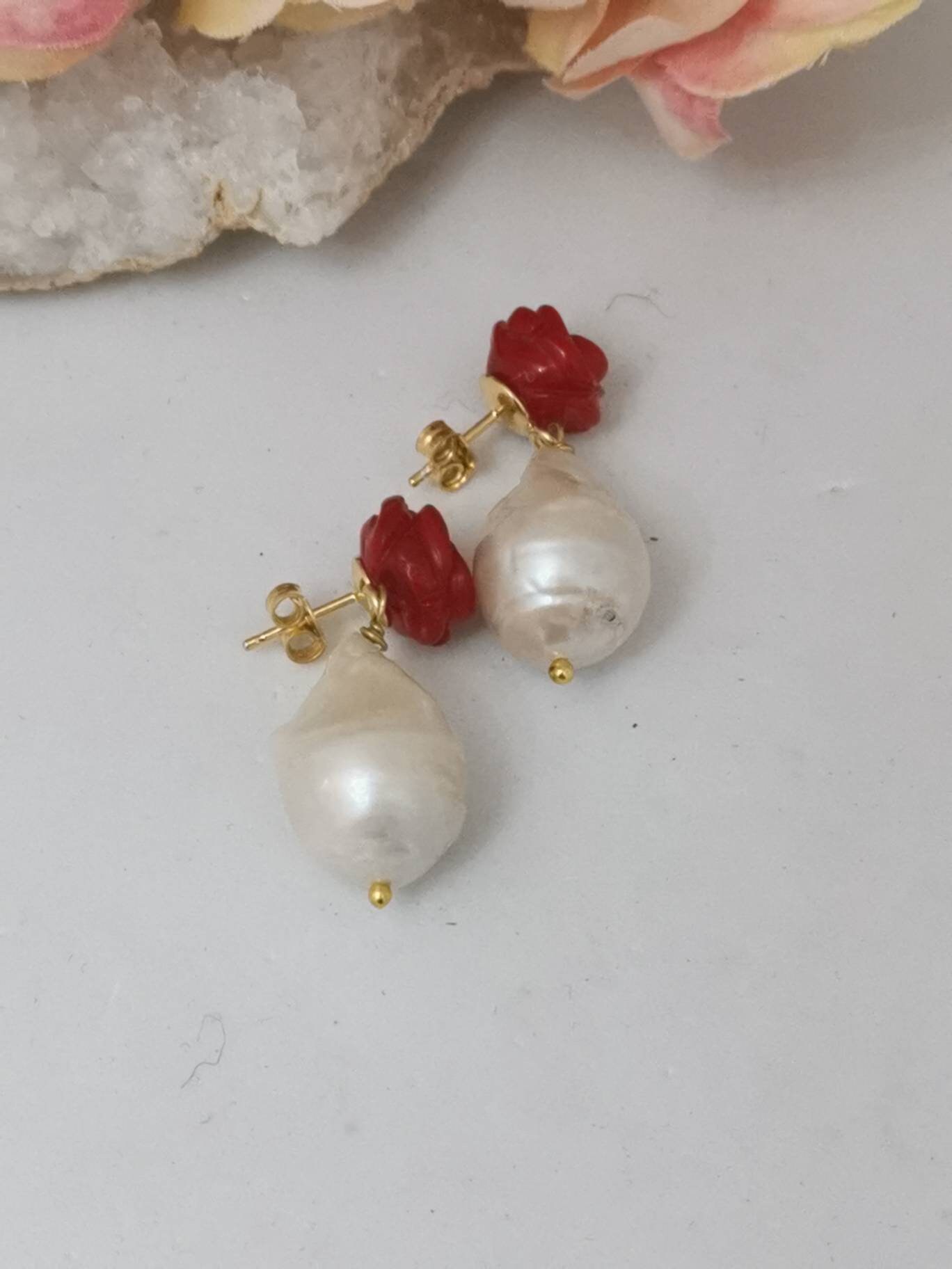 Orecchini con corallo rosso mediterraneo in oro bianco Orecchini con corallo rosso mediterraneo in oro bianco
