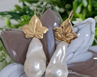 Teardrop white baroque pearl earrings and gold-plated 925 silver