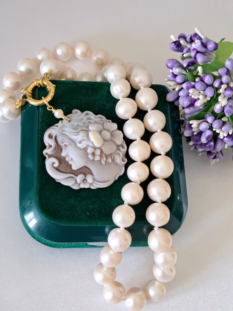 Sardonic shell cameo necklace with white pearls and gold-plated 925 silver, Italian jewelry image 4