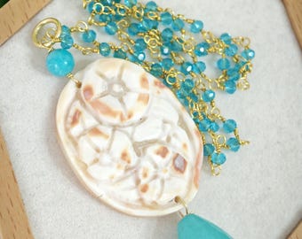 Collar con camafeo de concha de sardónice y cadena de rosario con cristales azules, joyería italiana.