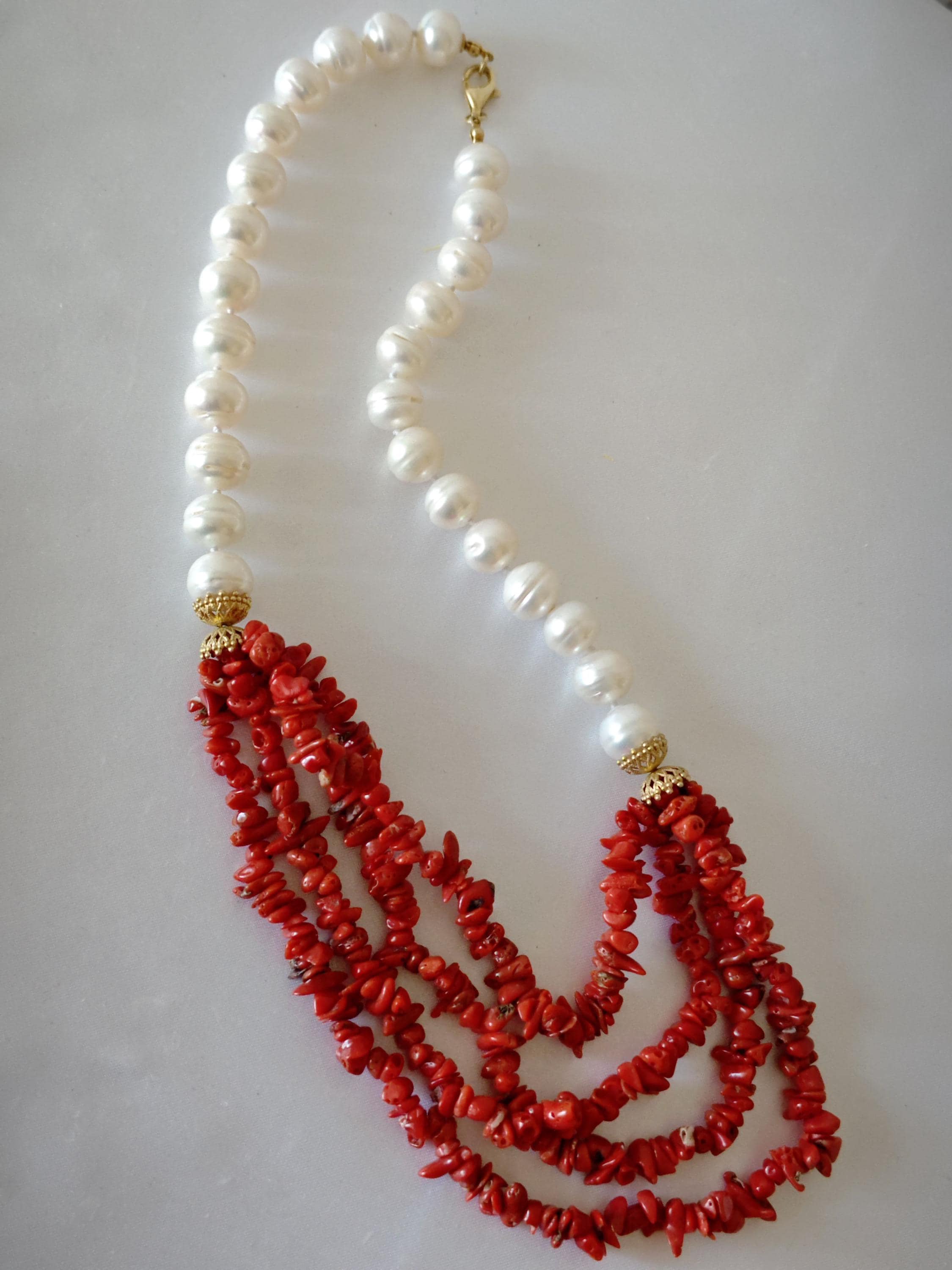 Perles antiques de corail rouge, Italie : fabrication de bijoux méditerranéens, 40 cm (16 po.) - France