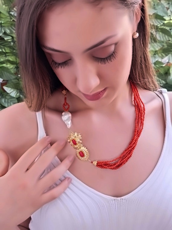Collana donna girocollo perle barocche e ramo in corallo rosso – Gioielli  Evanescence