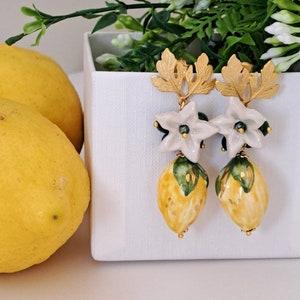 Boucles d&#39;oreilles citron et fleurs blanches en céramique de Caltagirone, boucles d&#39;oreilles siciliennes