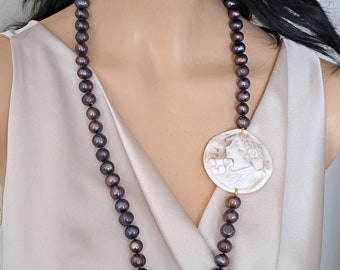 Collana cammeo conchiglia sardonica , perle naturali grigie , gioielli italiani